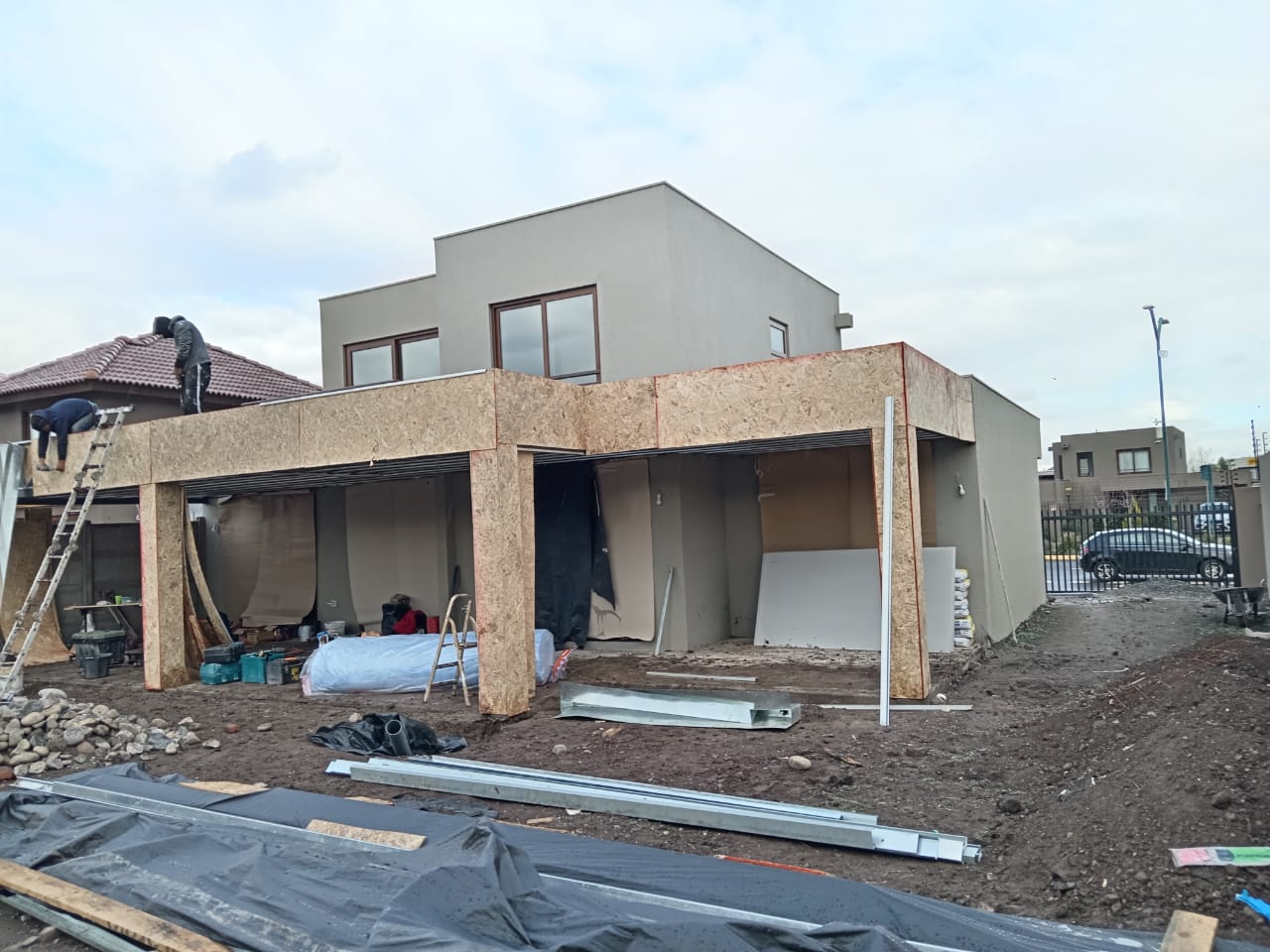 Estructura de la terraza exterior durante la construcción