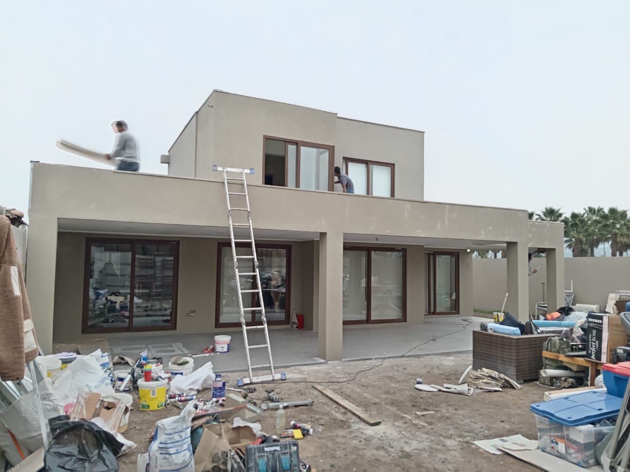 Vivienda construida con terraza exterior terminada