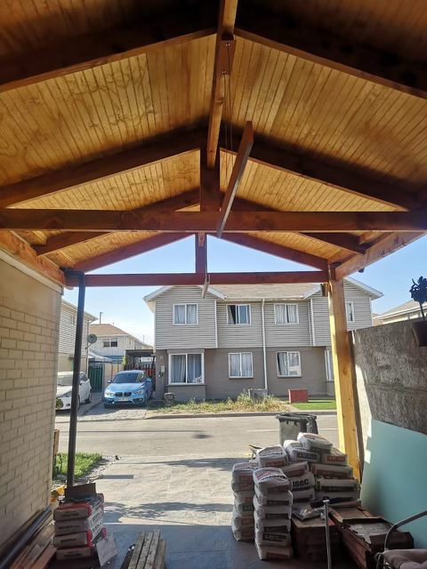 Estructura y cubierta de cobertizo en construcción